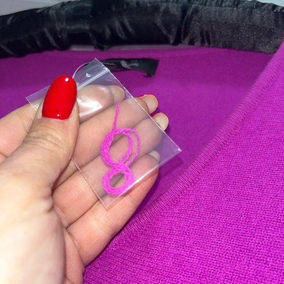 Tahari cashmere sweater - Picture 4 of 5